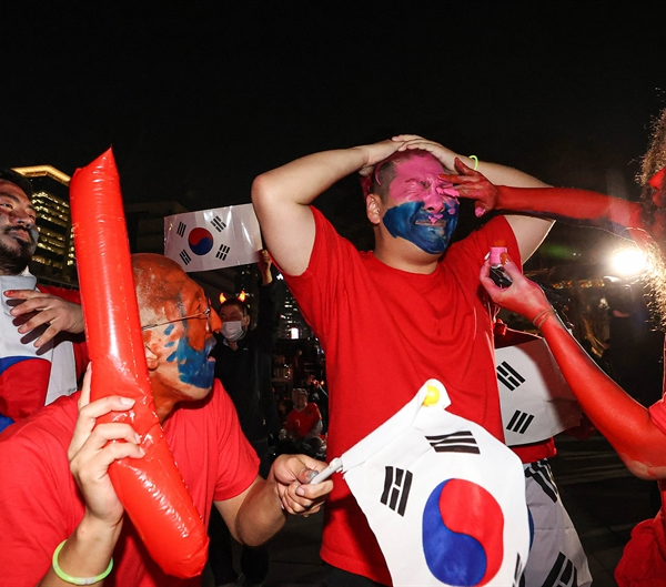 The Red Devils cheer for the Korean team’s match against Uruguay at the 2022 World Cup