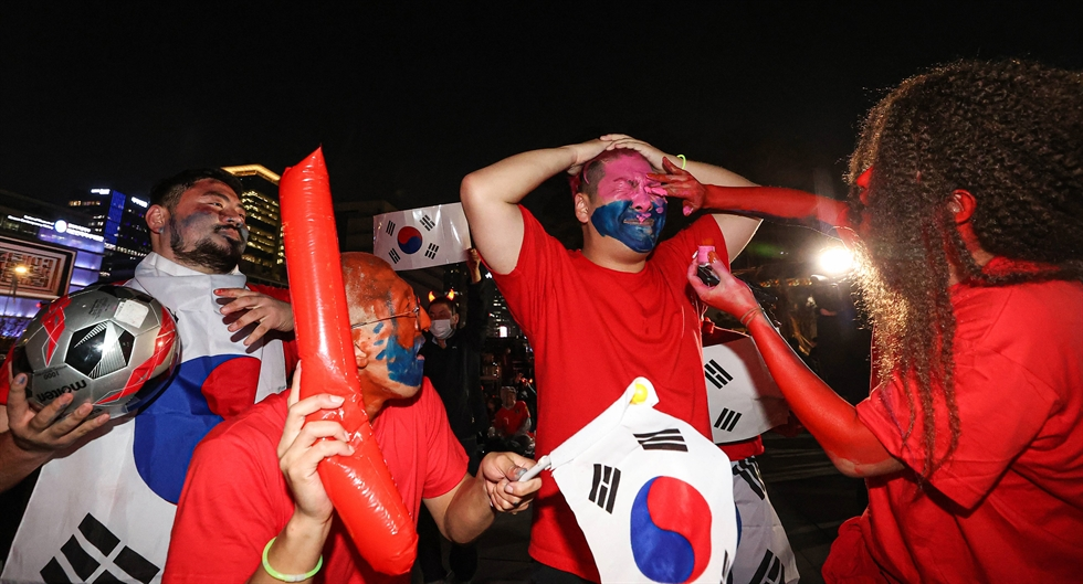 The Red Devils cheer for the Korean team’s match against Uruguay at the 2022 World Cup